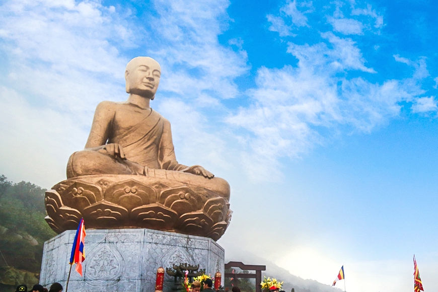 Tượng Phật hoàng Trần Nhân Tông Mùa thu về Yên Tử , đi bạn!
