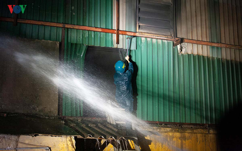 toàn cảnh vụ cháy khủng khiếp tại nhà máy rạng đông - hà nội hình 8 toan canh vu chay khung khiep tai nha may rang dong - ha noi hinh 8