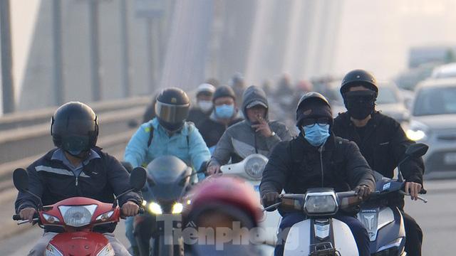Vì sao Hà Nội bị sương mù bao phủ, bụi mịn dày đặc - Ảnh 4. Vì sao Hà Nội bị sương mù bao phủ, bụi mịn dày đặc - Ảnh 4.