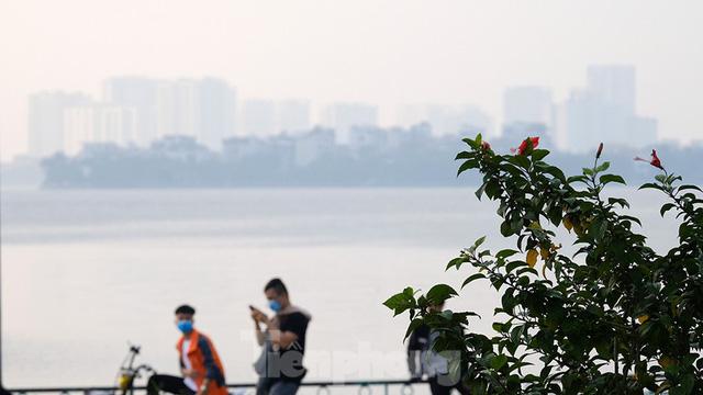 Vì sao Hà Nội bị sương mù bao phủ, bụi mịn dày đặc - Ảnh 5. Vì sao Hà Nội bị sương mù bao phủ, bụi mịn dày đặc - Ảnh 5.
