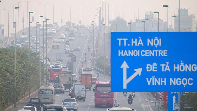 Vì sao Hà Nội bị sương mù bao phủ, bụi mịn dày đặc - Ảnh 1. Vì sao Hà Nội bị sương mù bao phủ, bụi mịn dày đặc - Ảnh 1.