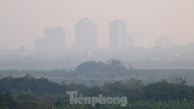 Vì sao Hà Nội bị sương mù bao phủ, bụi mịn dày đặc - Ảnh 2. Vì sao Hà Nội bị sương mù bao phủ, bụi mịn dày đặc - Ảnh 2.