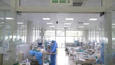 Hà Nội: 500 giường bệnh ở "lá chắn cuối cùng" đang quá tải