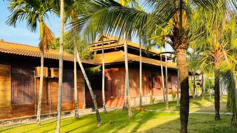 CĐM bàn tán xôn xao về căn biệt phủ 8,3ha ở Bạc Liêu được rao bán 200 tỷ đồng: Hoành tráng, cầu kỳ đủ tiện ích như một khu du lịch, ai mua được chắc "sướng hơn vua"