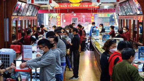 Giá vàng vẫn chạm đỉnh ngày 8/3: Một người dân ở Hà Nội mang 20 cây vàng đi bán thu về 1,4 tỷ