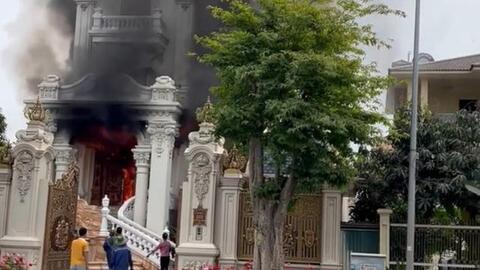 Lâu đài trăm tỷ của đại gia Quảng Ninh cháy dữ dội, cột khói bốc cao hàng chục mét