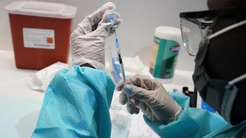 Mũi vaccine thứ tư mang lại lợi ích cho người nguy cơ cao, người mắc COVID-19 có thể chịu ảnh hưởng về tim mạch
