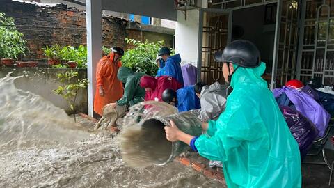 Đà Nẵng sơ tán người dân khỏi vùng ngập đến nơi an toàn