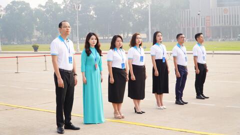 Đại biểu Hội Sinh viên Việt Nam TP Hà Nội báo công dâng Bác