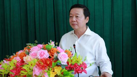 Phó Thủ tướng Trần Hồng Hà chung vui với thầy trò tỉnh Hà Tĩnh