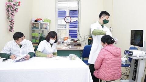 Khám bệnh, tư vấn sức khỏe và tặng quà Tết cho người dân