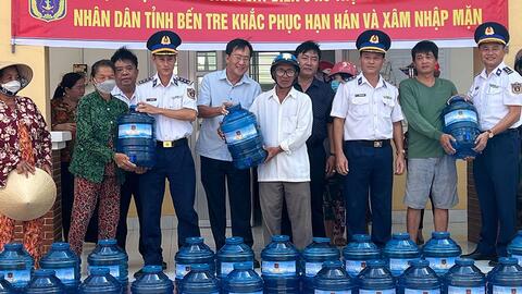 Mang nước sạch đến vùng bị hạn