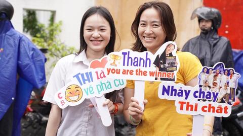 Ấm áp vòng tay mẹ đón con ở cổng trường thi