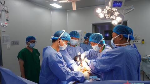 Quân khu 9: Phẫu thuật thành công ca mổ thay khớp gối thoái hóa nặng