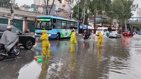 Hà Nội: Nhiều tuyến đường ngập sâu do mưa lớn