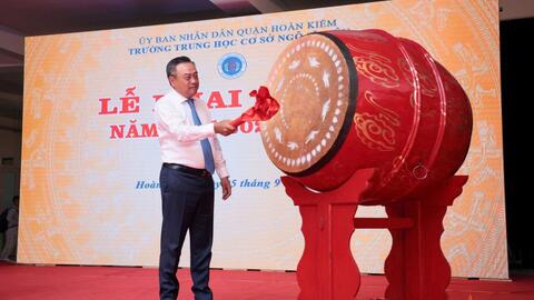 Chủ tịch UBND thành phố Hà Nội Trần Sỹ Thanh dự lễ khai giảng năm học mới