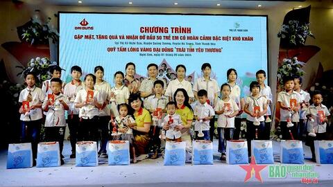 Thanh Hóa: Gần 2.200 trẻ mồ côi, có hoàn cảnh đặc biệt khó khăn được tặng quà đầu năm học mới