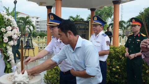 Cảnh sát biển đồng hành với ngư dân huyện đảo Lý Sơn