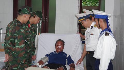 Trung tâm y tế thị trấn Trường Sa cấp cứu ngư dân nghi bị viêm tụy cấp