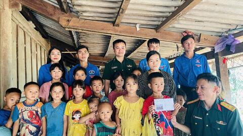 Tiếp sức cho học sinh Na Ngoi đến trường