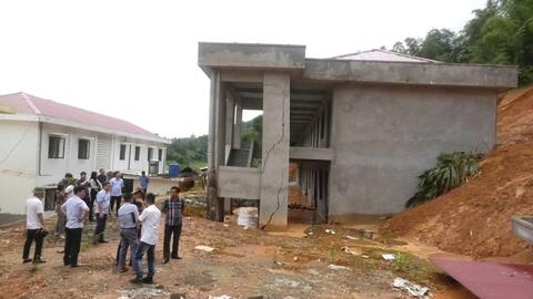 Kiểm tra, đề xuất công bố tình huống khẩn cấp sạt lở tại Trường THCS Lâm Phú