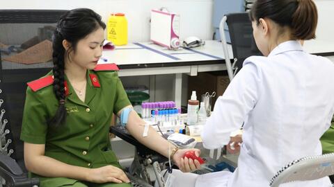 Công an Hà Nội hiến máu cứu người dân Làng Nủ