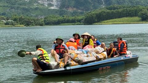 Lao vào lũ dữ cứu người: Những tấm lòng vàng giữa thiên tai