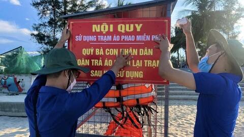 Lắp đặt trạm áo phao miễn phí trên bãi biển Đà Nẵng