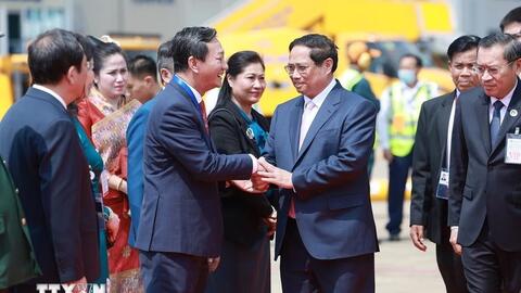 Thủ tướng Phạm Minh Chính tới Vientiane, bắt đầu chuyến công tác tham dự Hội nghị Cấp cao ASEAN