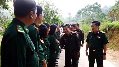 Thầy thuốc quân y Việt Nam - Lào khám bệnh, cấp thuốc miễn phí cho người dân khu vực biên giới Mộc Châu (Sơn La)