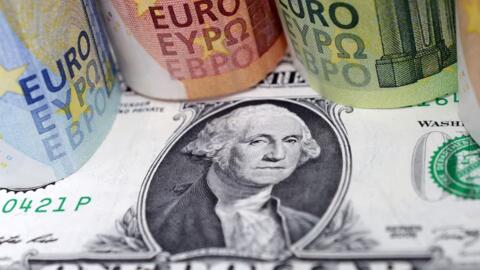 Tỷ giá USD hôm nay (25-10): Đồng USD trượt giá, vẫn trụ trên mốc 104