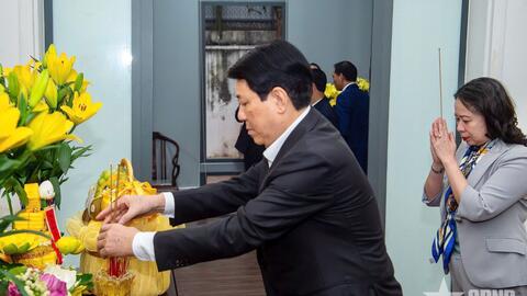 Chủ tịch nước Lương Cường thăm các đồng chí nguyên lãnh đạo Đảng, Nhà nước, thắp hương tưởng nhớ Tổng Bí thư Nguyễn Phú Trọng