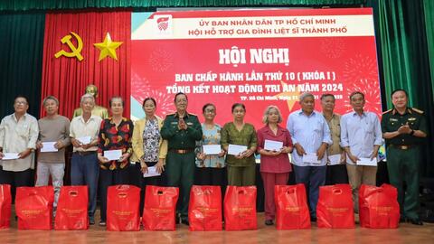 Trao quà cho thương binh, bệnh binh dịp Tết Nguyên đán