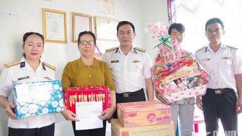 Lữ đoàn 171 trao quà tết tặng con ngư dân được nhận đỡ đầu