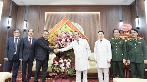 Lãnh đạo TP Hà Nội chúc mừng Bệnh viện Trung ương Quân đội 108