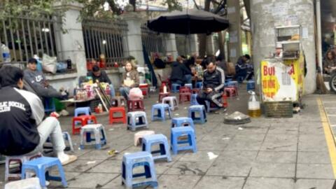 Nóng tình trạng lấn chiếm vỉa hè, lề đường tại các ga tàu điện