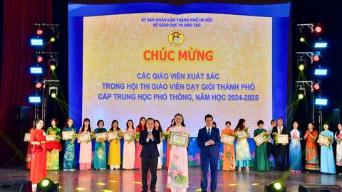 Khen thưởng hơn 100 giáo viên dạy giỏi thành phố cấp THPT