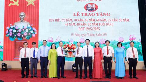 Chủ tịch HĐND TP Hà Nội Nguyễn Ngọc Tuấn trao Huy hiệu Đảng tại quận Hà Đông