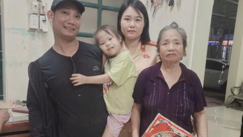 Nữ Cảnh sát giao thông Hà Nội kịp thời giúp cháu bé đi lạc