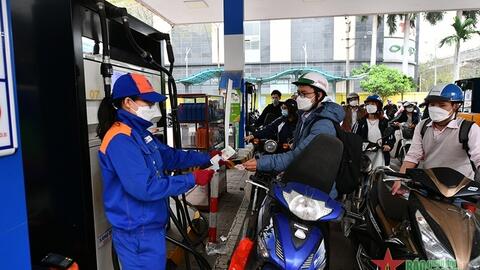Từ chiều nay (23-10), giá xăng dầu đồng loạt giảm
