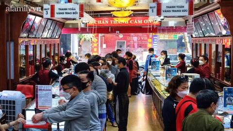 Giá vàng vẫn chạm đỉnh ngày 8/3: Một người dân ở Hà Nội mang 20 cây vàng đi bán thu về 1,4 tỷ