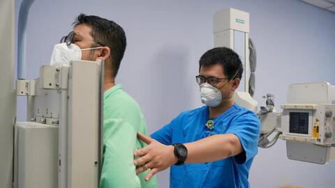 Làm thế nào để biết mình nhiễm biến thể Omicron hay Delta? Chuyên gia gợi ý