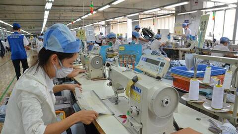 Doanh nghiệp nỗ lực trở lại "đường đua": Dệt may, da giày chờ "sóng yên biển lặng"