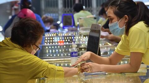 Giá vàng hôm nay 18-4: Vàng SJC nhảy vọt, chạm mốc 70 triệu đồng/lượng