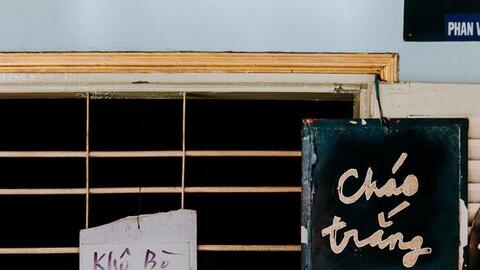 Quán cháo trắng hơn 10 năm chỉ bán giá 1.000 đồng của đôi vợ chồng già ở Sài Gòn: "Bán rẻ cho người ta ăn no là được rồi"