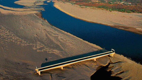 Mang trong mình kỳ quan công nghệ Nhật Bản, cây cầu là niềm kiêu hãnh của quốc gia này bỗng trở nên “vô dụng nhất thế giới” theo cách thật cay đắng: Cái kết vẫn có hậu