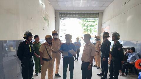 Công an TP HCM đồng loạt kiểm tra nhiều bãi xe khách