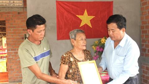 Trao nhà Đại đoàn kết tại huyện Ba Tri