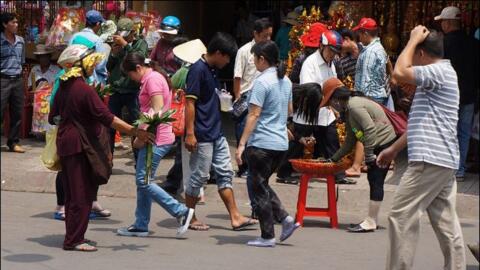 Vé số, hàng rong bủa vây du khách