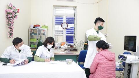 Khám bệnh, tư vấn sức khỏe và tặng quà Tết cho người dân